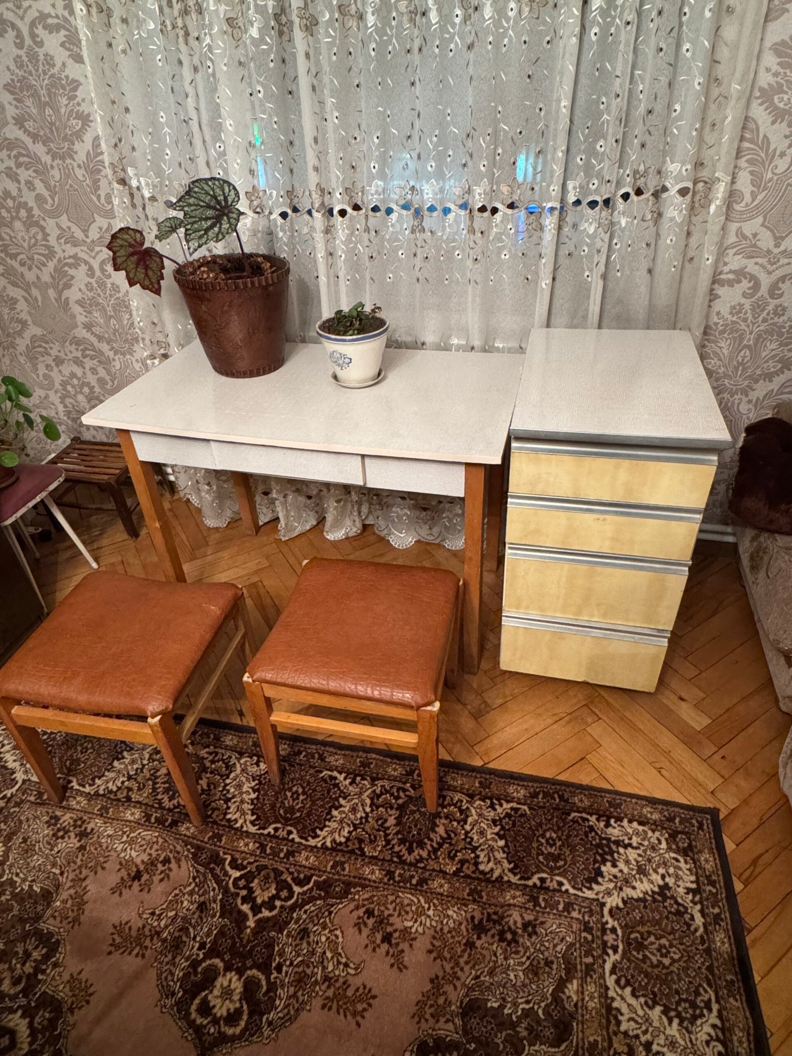 Продается кухонный столик со стульями